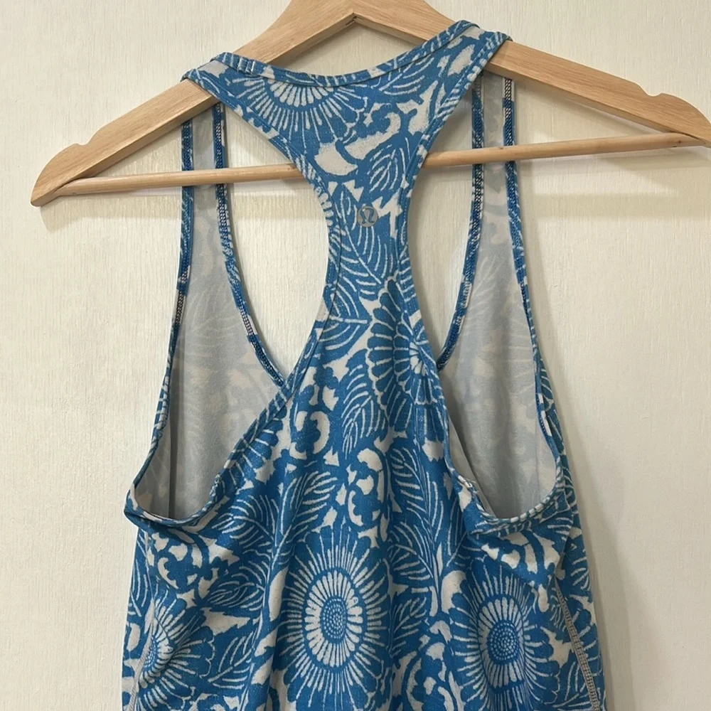 LULEMON WOMENS ACTIVEWEAR TANK TOP BLUE WHITE FLORAL Sz MD o LG - Picture 3 of 10